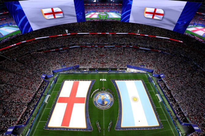 Die Mannschaften von England und Argentinien stellen sich mit den Schiedsrichtern vor dem WM-2026-Halbfinale am 15. Juli 2026 im Atlanta Stadium auf. (Dan Mullan / Getty Images)
