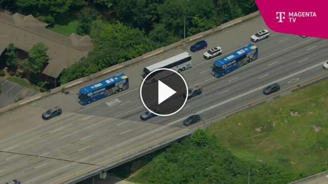 Der englische Mannschaftsbus überholt den argentinischen auf dem Weg zum WM-Halbfinale in Atlanta. (Screenshot: MagentaTV)