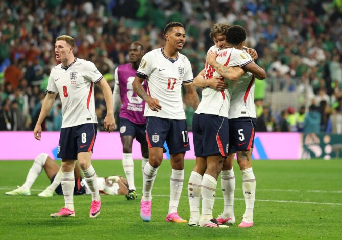 Die englischen Spieler Elliot Anderson, Morgan Rogers, Jude Bellingham und John Stones feiern den 3:2-Sieg im WM-2026-Achtelfinale gegen Mexiko. Aufgenommen am 5. Juli 2026 im Mexico City Stadium in Mexiko-Stadt. (Michael Steele / Getty Images South America via Getty Images)