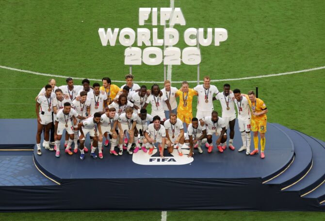 Die englische Mannschaft mit den Bronzemedaillen nach dem 6:4 im Spiel um Platz 3 der WM 2026