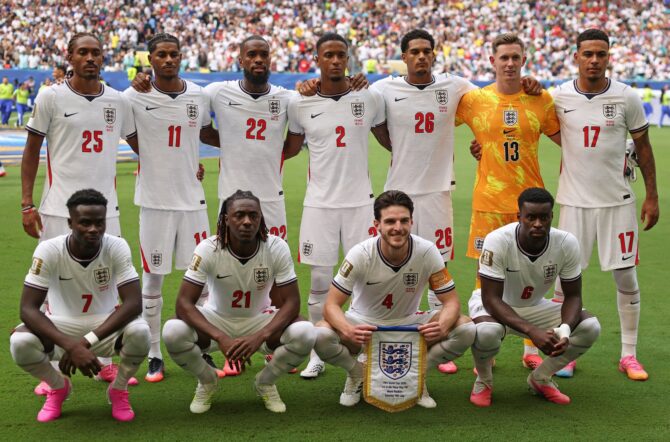 Die englische Startelf posiert am 18. Juli 2026 im Stadion von Miami Gardens für das Mannschaftsfoto, kurz vor dem Anpfiff im Spiel um Platz 3 der WM 2026 gegen Frankreich. (Luke Hales / Getty Images North America via Getty Images)