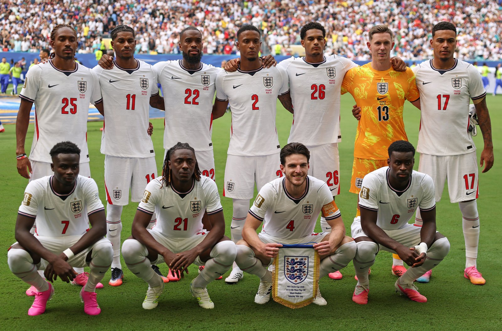 Die englische Startelf posiert am 18. Juli 2026 im Stadion von Miami Gardens für das Mannschaftsfoto, kurz vor dem Anpfiff im Spiel um Platz 3 der WM 2026 gegen Frankreich. (Luke Hales / Getty Images North America via Getty Images)