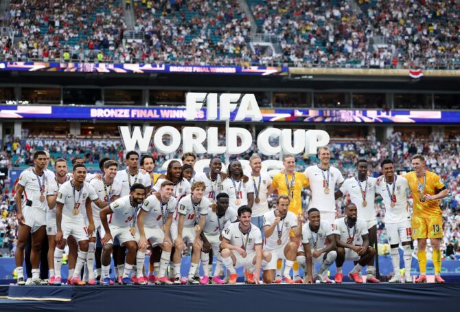 Englands Spieler posieren nach dem 6:4 im Spiel um Platz 3 der WM 2026 mit ihren Bronzemedaillen