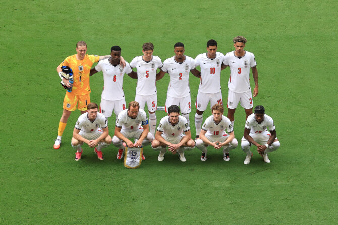 MIAMI GARDENS, USA - 11. Juli 2026: Die Spieler der englischen Nationalmannschaft posieren vor dem Viertelfinale der WM 2026 gegen Norwegen im Miami Stadium für das Mannschaftsfoto. (Foto: Elsa/Getty Images)
