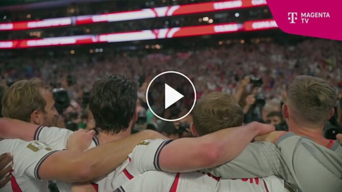 Englands Spieler singen nach dem 3:2 gegen Mexiko mit der Fankurve Wonderwall.