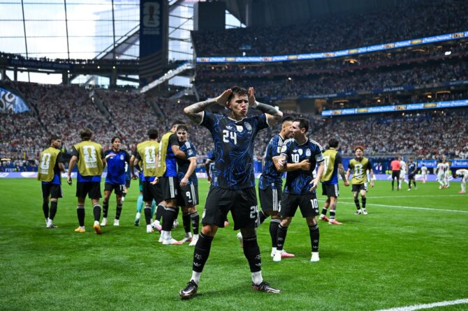 Enzo Fernandez feiert seinen Treffer zum 1:1-Ausgleich für Argentinien im WM-2026-Halbfinale gegen England am 15. Juli 2026 im Atlanta Stadium. (Shaun Botterill / Getty Images)