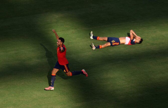 Eric García und Pedri bejubeln nach dem 1:0 im WM-Finale 2026 gegen Argentinien den Titelgewinn Spaniens.