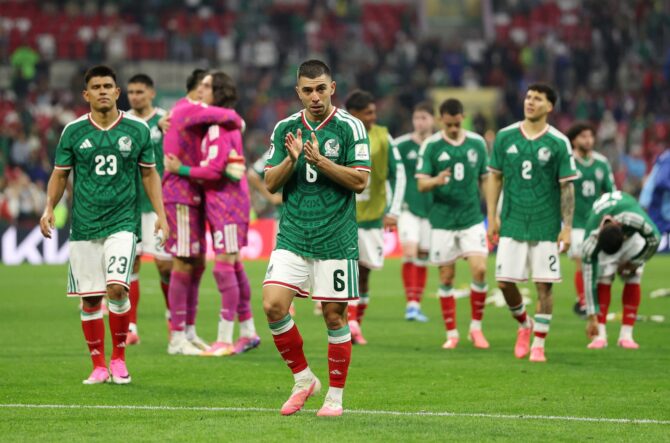 Mexikos Erik Lira applaudiert nach der 2:3-Niederlage im WM-2026-Achtelfinale gegen England den Fans. Aufgenommen am 5. Juli 2026 im Mexico City Stadium in Mexiko-Stadt. (Michael Steele / Getty Images South America via Getty Images)