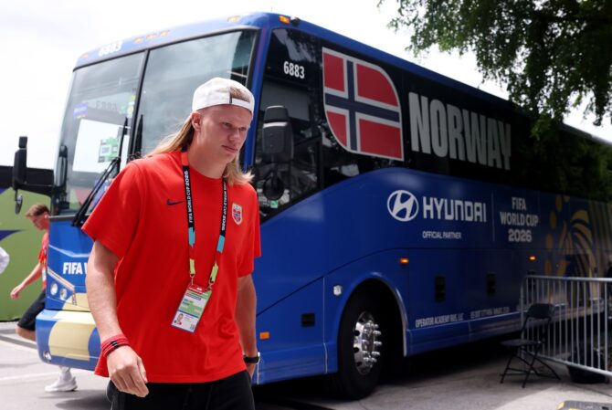 Norwegens Stürmerstar Erling Haaland trifft am 11. Juli 2026 am Miami Stadium in Miami Gardens ein, wo am Abend das Viertelfinale der WM 2026 zwischen Norwegen und England angepfiffen wird. Mit sieben Turniertoren führt der Angreifer die Skandinavier durch das Turnier. (Richard Pelham / Getty Images North America via Getty Images)