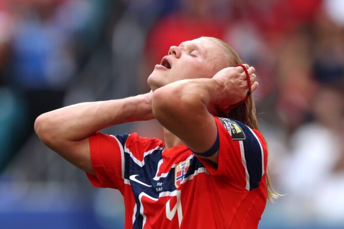 Norwegens Torjäger Erling Haaland bindet sich im Viertelfinale der WM 2026 gegen England im Miami Stadium die Haare zusammen.