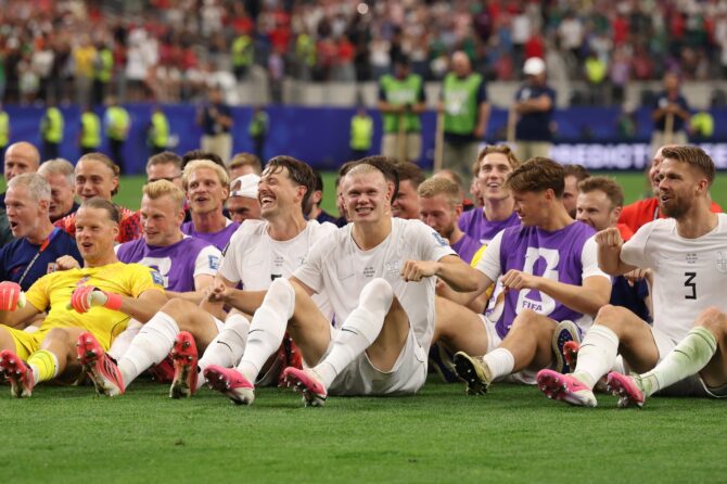 Norwegens Stürmerstar Erling Haaland (Nummer 9) feiert gemeinsam mit seinen Teamkollegen vor den mitgereisten Fans den 2:1-Sieg im Sechzehntelfinale der Fußball-Weltmeisterschaft 2026 zwischen der Elfenbeinküste und Norwegen am 30. Juni 2026 im Dallas Stadium in Arlington, Texas. Lars Baron / Getty Images