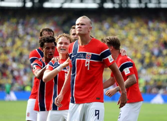 Erling Haaland bejubelt mit seinen Teamkollegen einen seiner beiden Treffer im WM-2026-Achtelfinale gegen Brasilien.