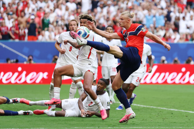MIAMI GARDENS, USA - 11. Juli 2026: Norwegens Stürmer Erling Haaland vergibt im Viertelfinale der WM 2026 gegen England eine Großchance gegen den englischen Verteidiger Nico O'Reilly im Miami Stadium. (Foto: Buda Mendes/Getty Images)