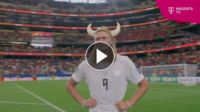Erling Haaland präsentiert sich nach dem Abpfiff gegen die Elfenbeinküste mit einem Wikinger-Helm.