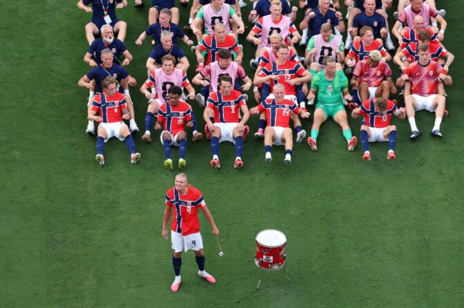 Norwegens Erling Haaland führt seine Teamkollegen beim traditionellen Wikinger-Jubel an und feiert den 2:1-Sieg im WM-2026-Achtelfinale gegen Brasilien. Aufgenommen am 5. Juli 2026 im New York New Jersey Stadium in East Rutherford. (Dan Mullan / Getty Images North America via Getty Images)