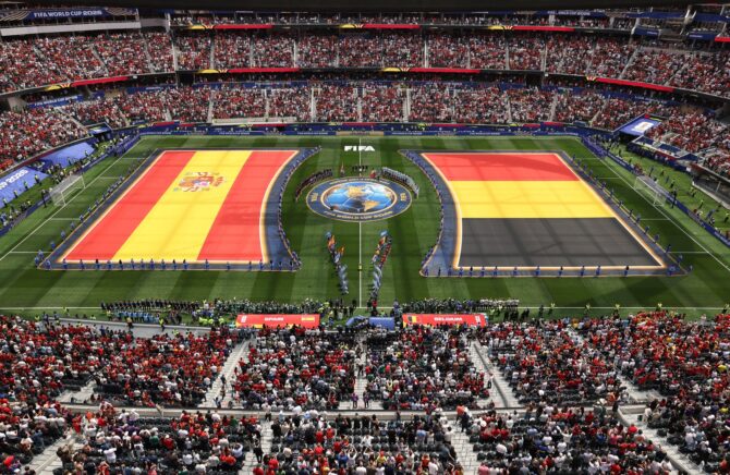 Große Eröffnungszeremonie vor dem WM-2026-Viertelfinale zwischen Spanien und Belgien am 10. Juli 2026: Im SoFi Stadium von Inglewood bei Los Angeles liegen riesige Nationalflaggen beider Teams auf dem Rasen. (Harry How / Getty Images North America via Getty Images)