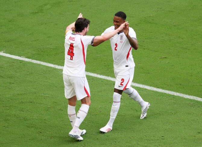 Ezri Konsa feiert am 18. Juli 2026 im Stadion von Miami Gardens gemeinsam mit Declan Rice das zweite englische Tor im Spiel um Platz 3 der WM 2026 gegen Frankreich. (Jamie Squire / Getty Images North America via Getty Images)