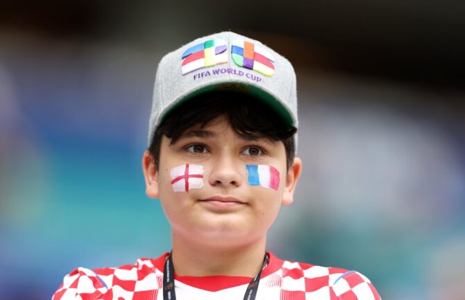 Ein Zuschauer mit den Flaggen Frankreichs und Englands im Gesicht vor dem Spiel um Platz 3 der WM 2026 in Miami Gardens. (Kevin C. Cox / Getty Images North America via Getty Images)