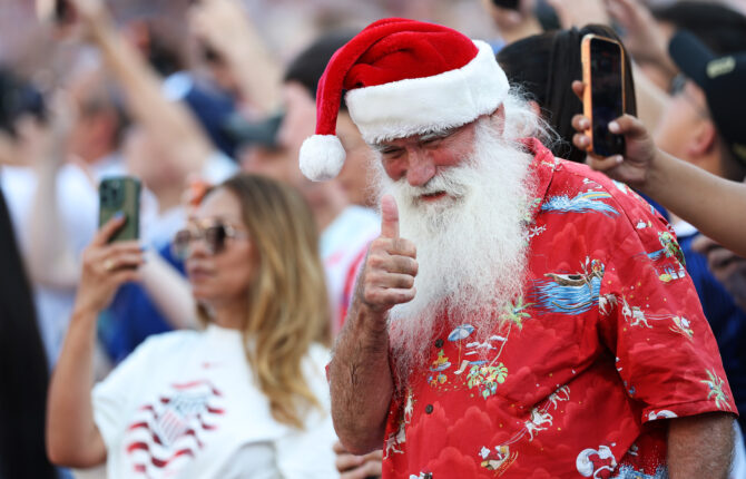 Ein Fan verfolgt das WM-2026-Achtelfinale zwischen Paraguay und Frankreich am 4. Juli 2026 im Philadelphia Stadium in Philadelphia, Pennsylvania. (Foto: Buda Mendes/Getty Images)