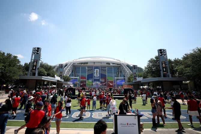 Die Fans strömen vor dem Achtelfinale der WM 2026 zwischen Portugal und Spanien am 6. Juli 2026 in das Dallas Stadium in Arlington. (Stacy Revere / Getty Images North America via Getty Images)