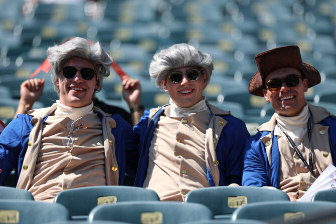 Fans posieren vor dem WM-2026-Achtelfinale zwischen Paraguay und Frankreich am 4. Juli 2026 vor dem Philadelphia Stadium in Philadelphia, Pennsylvania. (Foto: Buda Mendes/Getty Images)
