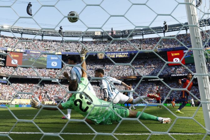Spaniens Ferran Torres überwindet Argentiniens Torhüter Emiliano Martínez und erzielt im WM-Finale 2026 die Führung, aufgenommen mit einer ferngesteuerten Kamera hinter dem Tor am 19. Juli 2026 im MetLife Stadium. (David Ramos / Getty Images North America via Getty Images)