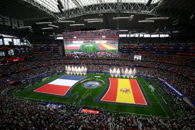 Feuerwerk erhellt nach den Nationalhymnen den Himmel über dem Dallas Stadium in Arlington, Texas, kurz vor dem WM-Halbfinale zwischen Frankreich und Spanien am 14. Juli 2026. (Stacy Revere / Getty Images)
