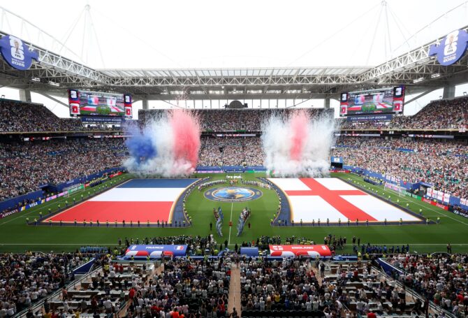 Ein Feuerwerk erhellt am 18. Juli 2026 nach den Nationalhymnen das Stadion von Miami Gardens. Dort treffen Frankreich und England im Spiel um Platz 3 der WM 2026 aufeinander. (Jamie Squire / Getty Images North America via Getty Images)