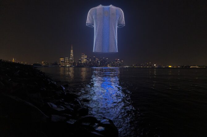 Hunderte Drohnen formen am 17. Juli 2026 das Trikot des argentinischen Titelverteidigers über dem New Yorker Hafen. Die FIFA würdigte im Liberty State Park in Jersey City beide Finalisten vor dem Endspiel gegen Spanien. (Justin Setterfield / Getty Images North America via Getty Images)