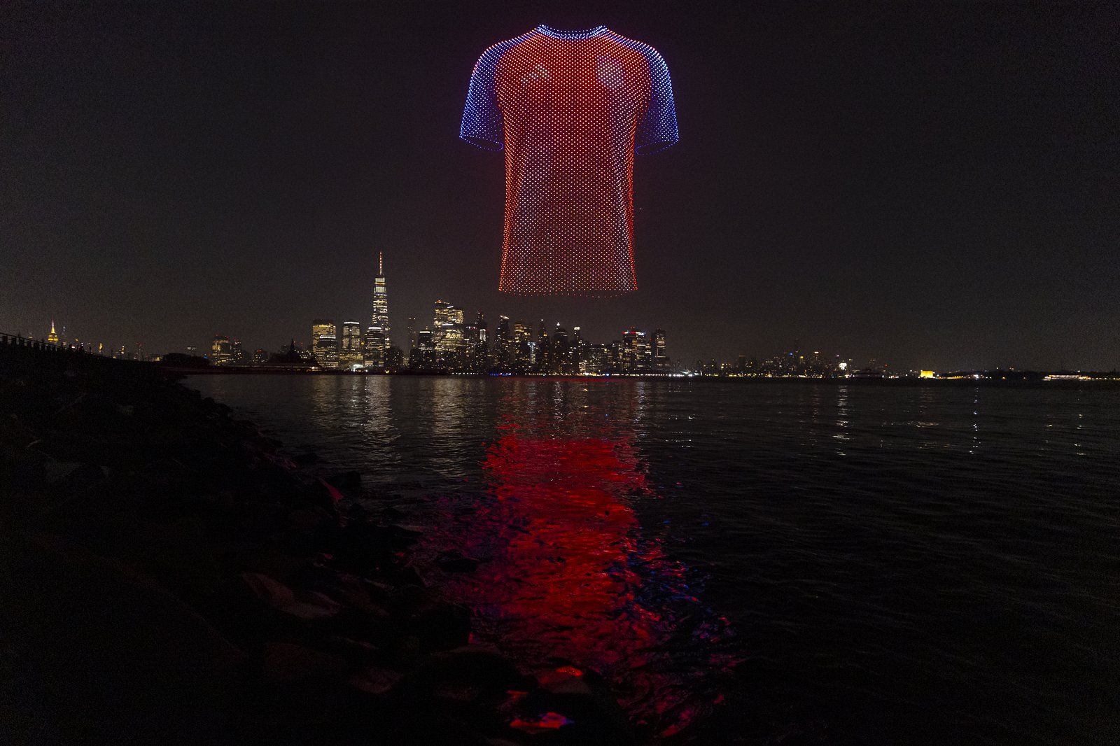Drohnenbild des spanischen Trikots vor der Skyline von Lower Manhattan