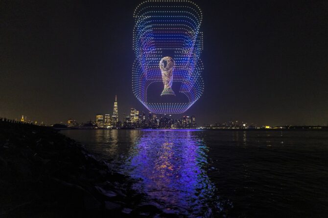 Der WM-Pokal als leuchtendes Drohnenbild über dem New Yorker Hafen: Mit der Show im Liberty State Park in Jersey City stimmte die FIFA am 17. Juli 2026 auf das Endspiel der Weltmeisterschaft im MetLife Stadium ein. (Justin Setterfield / Getty Images North America via Getty Images)