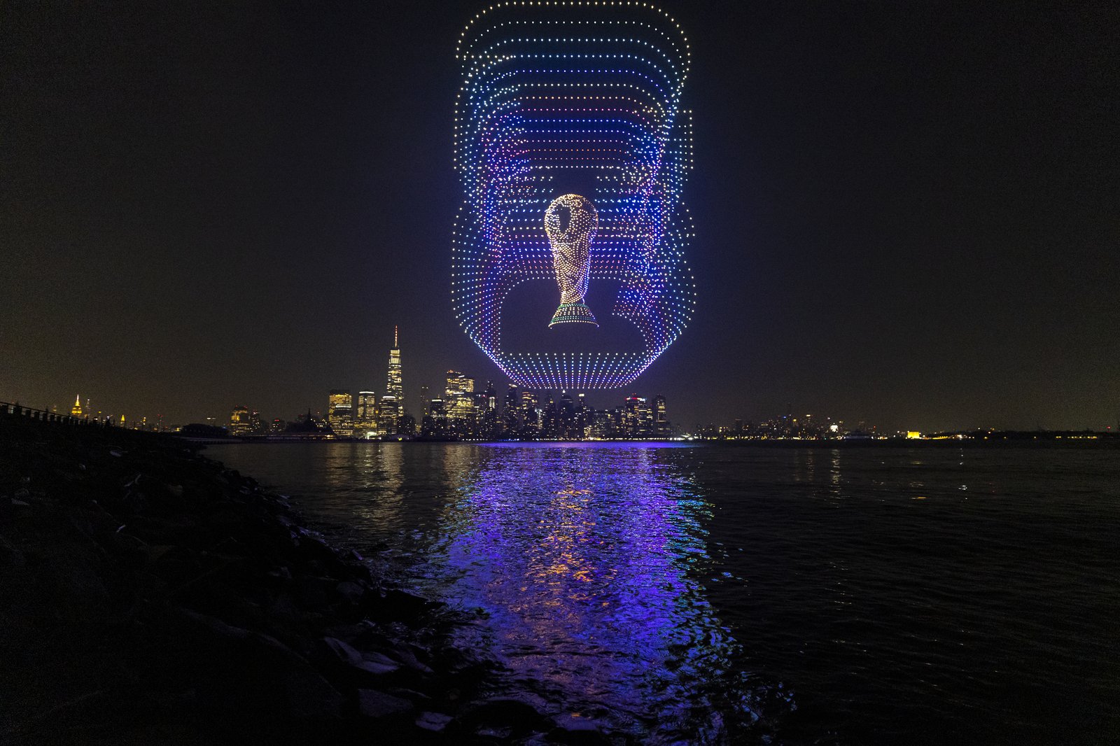 Der WM-Pokal als leuchtendes Drohnenbild über dem New Yorker Hafen: Mit der Show im Liberty State Park in Jersey City stimmte die FIFA am 17. Juli 2026 auf das Endspiel der Weltmeisterschaft im MetLife Stadium ein. (Justin Setterfield / Getty Images North America via Getty Images)
