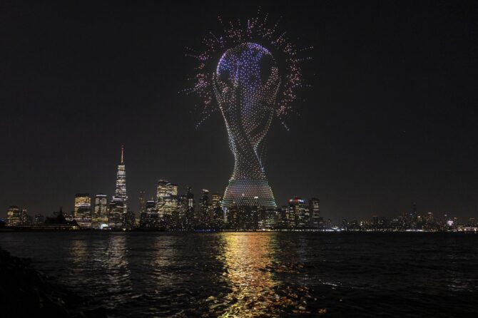 Eine Drohnenshow zeichnet am 17. Juli 2026 den WM-Pokal in den Nachthimmel über dem New Yorker Hafen, im Hintergrund die Skyline von Lower Manhattan. Die FIFA feierte im Liberty State Park in Jersey City zwei Tage vor dem Finale zwischen Spanien und Argentinien. (Justin Setterfield / Getty Images North America via Getty Images)