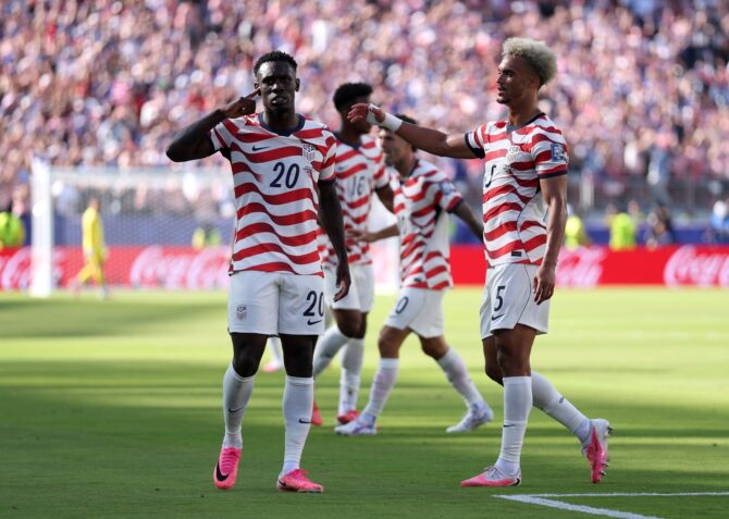 US-Angreifer Folarin Balogun bejubelt gemeinsam mit Antonee Robinson sein Tor zur 1:0-Führung im Sechzehntelfinale der WM 2026 gegen Bosnien und Herzegowina. Aufgenommen im San Francisco Bay Area Stadium am 1. Juli 2026 in Santa Clara. (Jamie Squire / Getty Images)
