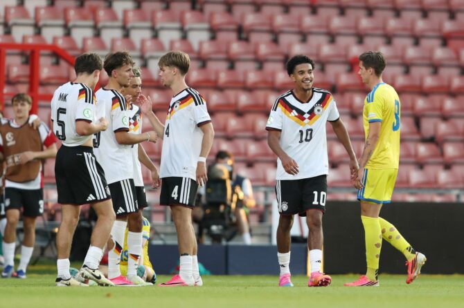 Francis Onyeka feiert mit seinen Teamkollegen den Einzug ins Finale: Deutschlands U19 gewinnt das EM-Halbfinale 2026 gegen die Ukraine am 8. Juli in Wrexham. (Charlotte Tattersall / Getty Images Europe via Getty Images)