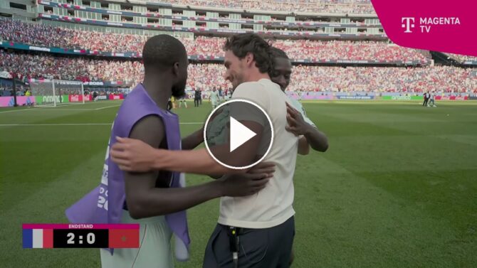 Frankreichs Stars begrüßen die MagentaTV-Experten Jürgen Klopp und Mats Hummels am Spielfeldrand. (Screenshot: MagentaTV)