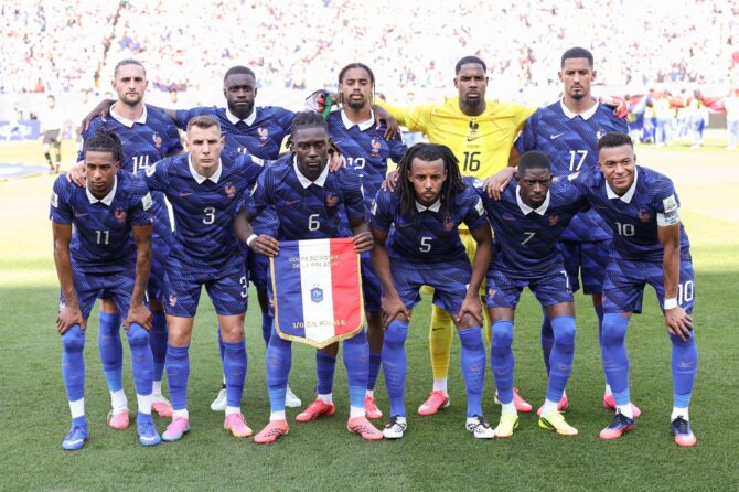 Die Startelf Frankreichs mit Kapitän Kylian Mbappé stellt sich vor dem Achtelfinale der WM 2026 gegen Paraguay zum Mannschaftsfoto auf. Die Partie fand am 4. Juli 2026 im Philadelphia Stadium in Philadelphia, Pennsylvania statt. Dan Mullan / Getty Images North America via Getty Images