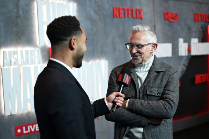 Gary Lineker gibt am 11. April 2026 vor dem Boxkampf zwischen Tyson Fury und Arslanbek Makhmudov im Tottenham Hotspur Stadium in London ein Interview. (Kate Green / Getty Images for Netflix)