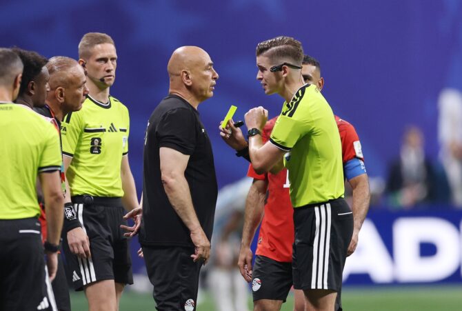 Schiedsrichter Francois Letexier zeigt Ägyptens Nationaltrainer Hossam Hassan im Achtelfinale der WM 2026 gegen Argentinien am 7. Juli 2026 im Atlanta Stadium die Gelbe Karte. (Buda Mendes / Getty Images North America via Getty Images)