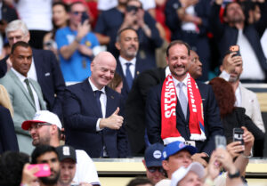 MIAMI GARDENS, USA - 11. Juli 2026: FIFA-Präsident Gianni Infantino und Norwegens Kronprinz Haakon verfolgen das Viertelfinale der WM 2026 zwischen Norwegen und England im Miami Stadium in Miami Gardens, Florida. (Foto: Justin Setterfield/Getty Images)