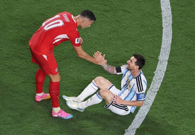 Der Schweizer Kapitän Granit Xhaka hilft Argentiniens Superstar Lionel Messi im Viertelfinale der WM 2026 am 11. Juli im Kansas City Stadium auf die Beine. (Luke Hales / Getty Images North America via Getty Images)