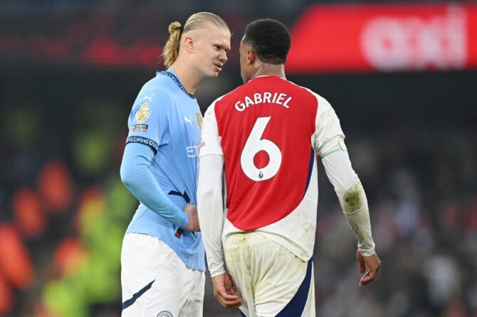 Erling Haaland diskutiert mit Gabriel beim Premier-League-Spiel Manchester City gegen Arsenal im September 2024