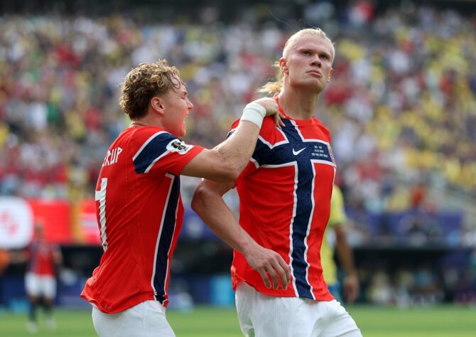 Norwegens Erling Haaland (r.) bejubelt mit Andreas Schjelderup seinen Treffer im Achtelfinale der WM 2026 gegen Brasilien am 5. Juli 2026 im New York New Jersey Stadium in East Rutherford. (Al Bello / Getty Images North America via Getty Images)