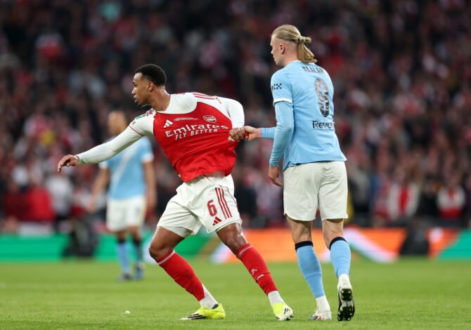 Erling Haaland zieht Gabriel im Carabao-Cup-Finale 2026 am Trikot, das Dauerduell geht im WM-Achtelfinale Brasilien gegen Norwegen weiter
