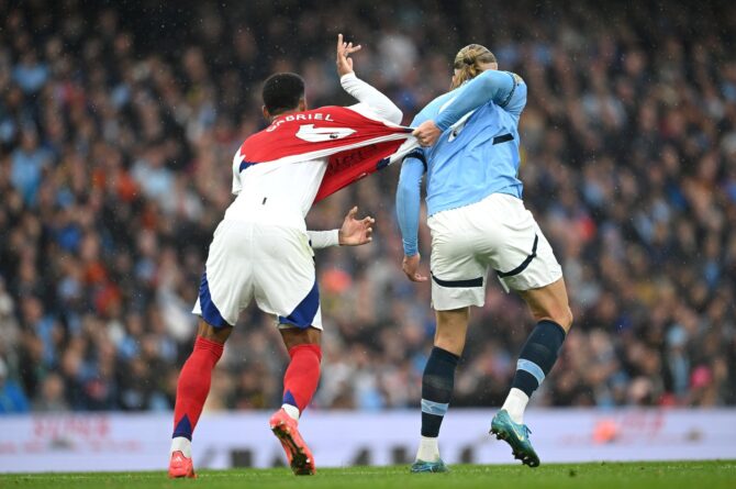 Erling Haaland zieht am Trikot von Gabriel im Premier-League-Duell Manchester City gegen Arsenal 2024