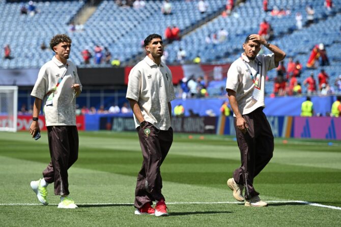 Marokkos Neil El Aynaoui, Kapitän Achraf Hakimi und Marwane Saadane (von links) begutachten den Rasen vor dem Viertelfinale der WM 2026 gegen Frankreich am 9. Juli 2026 im Boston Stadium in Foxborough. (Shaun Botterill / Getty Images North America via Getty Images)