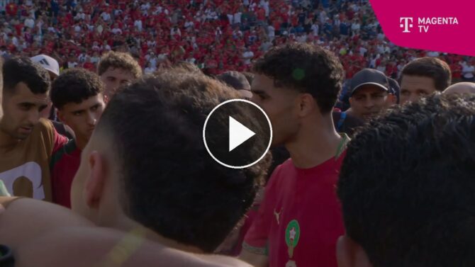 Achraf Hakimi spricht nach dem WM-Aus zu Marokkos Mannschaft. (Screenshot: MagentaTV)