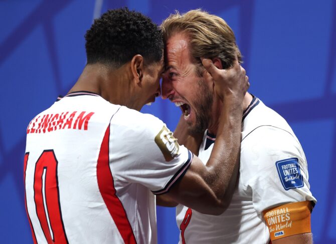 Emotionaler Torjubel: Harry Kane und Jude Bellingham (Nummer 10) brüllen Stirn an Stirn ihre Freude über das englische Führungstor heraus. Die Szene entstand im Sechzehntelfinale der WM 2026 zwischen England und der DR Kongo im Atlanta Stadium am 1. Juli 2026. (Richard Pelham / Getty Images)