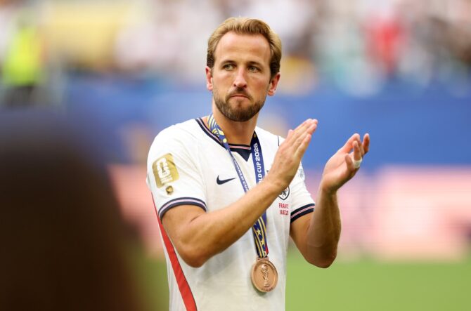 Harry Kane applaudiert nach der Bronzemedaille den englischen Fans