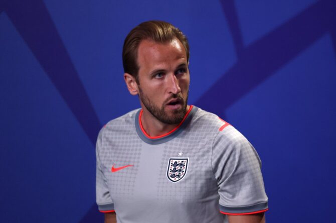 Englands Kapitän Harry Kane kommt vor dem Anpfiff aus dem Spielertunnel zum Aufwärmen. Die Szene entstand vor dem Sechzehntelfinale der WM 2026 zwischen England und der DR Kongo im Atlanta Stadium am 1. Juli 2026. (Megan Briggs / Getty Images)